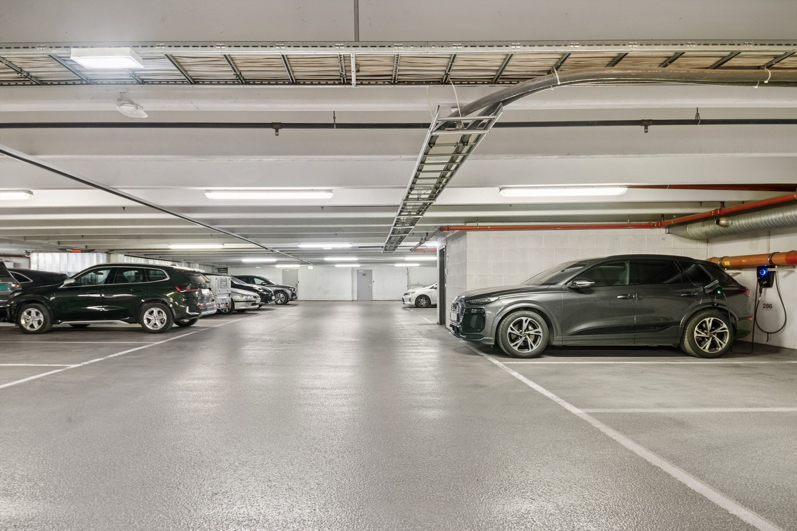 Garasjeplass med elbillader medfølger. Galleribilde