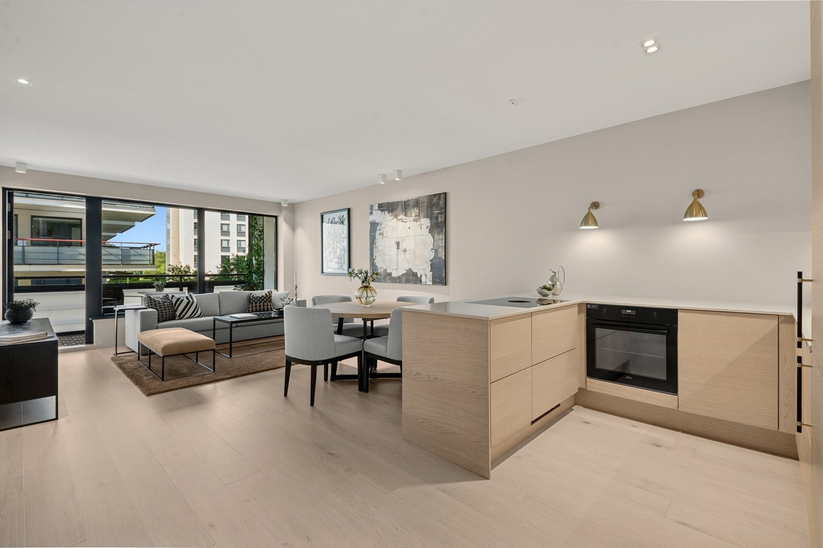 Åpen stue/kjøkkenløsning med god plass til sofaseksjon og spiseplass. Galleribilde