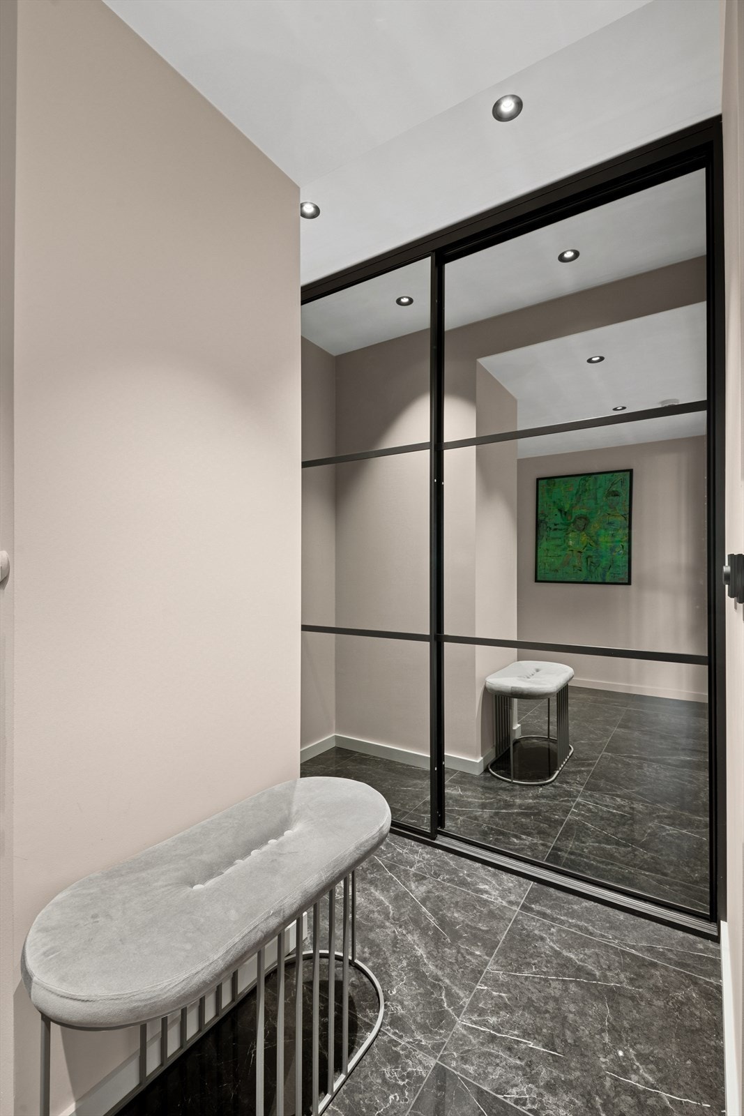 Det som tidligere var en innvendig bod har blitt gjort om til walk-in closet i forbindelse med entréen. Stor skyvedørsgarderobe med speil. Galleribilde