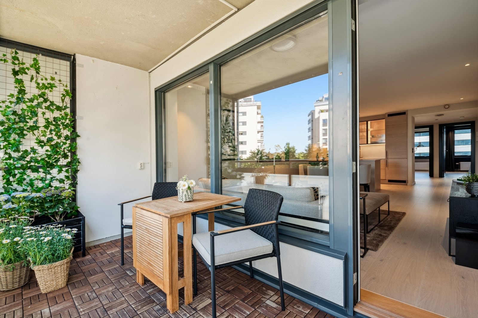 Sydvendt, romslig balkong på 8 kvm fra stue. Galleribilde