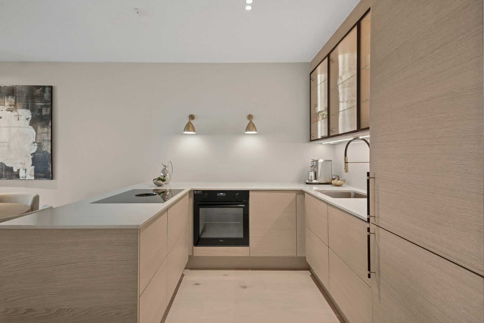 Stilrent kjøkken, godt med benk og skapplass. Galleribilde