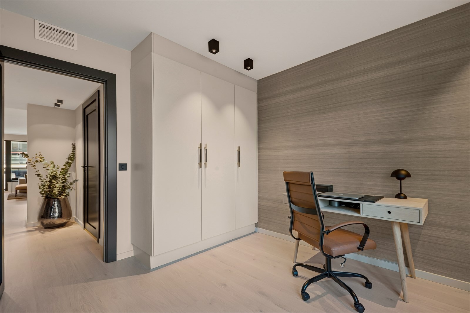 Det er montert garderobeskap fra Sigdal med håndtak fra Lovehandles samt tidsriktig tapet fra Slettvoll. Galleribilde