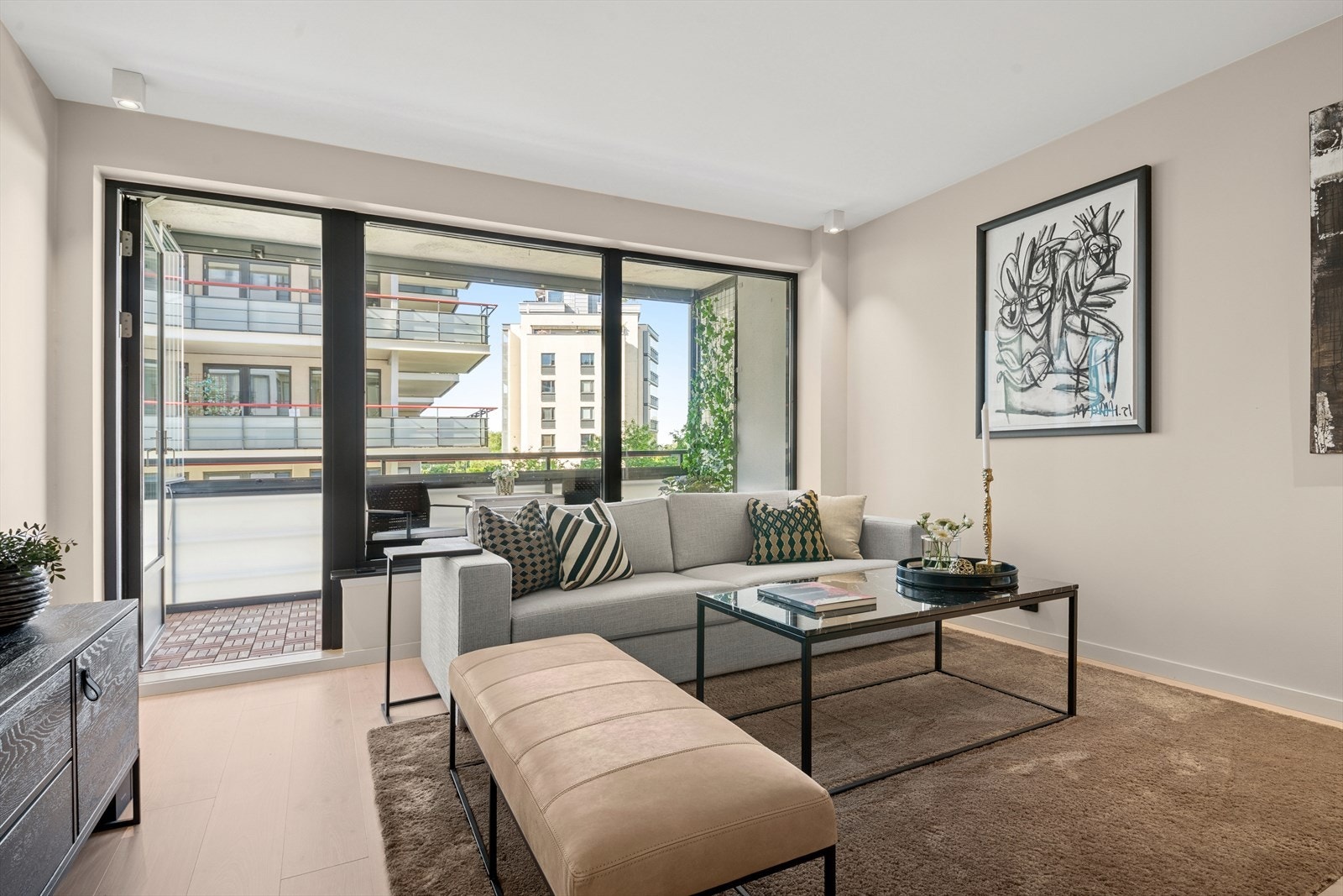 Lys stue med utgang til sydvendt balkong. Galleribilde