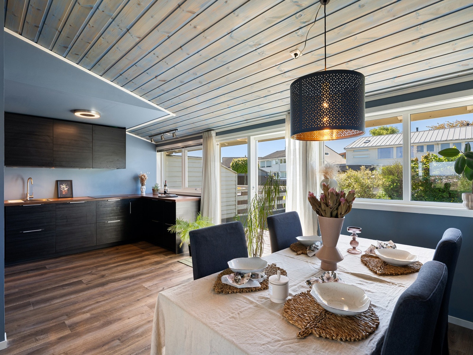 Lekkert kjøkken med utgang til terrassen og hagen Galleribilde