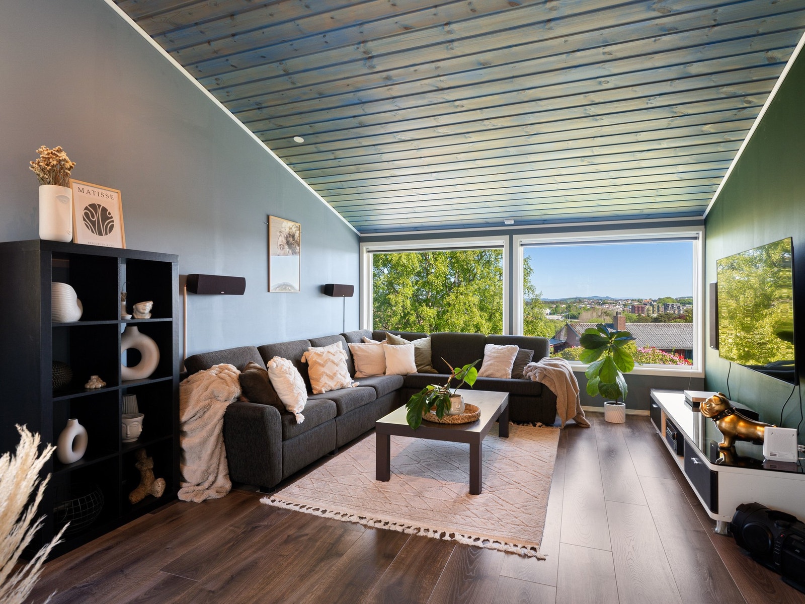 Romslig stue med ekstra takhøyde Galleribilde