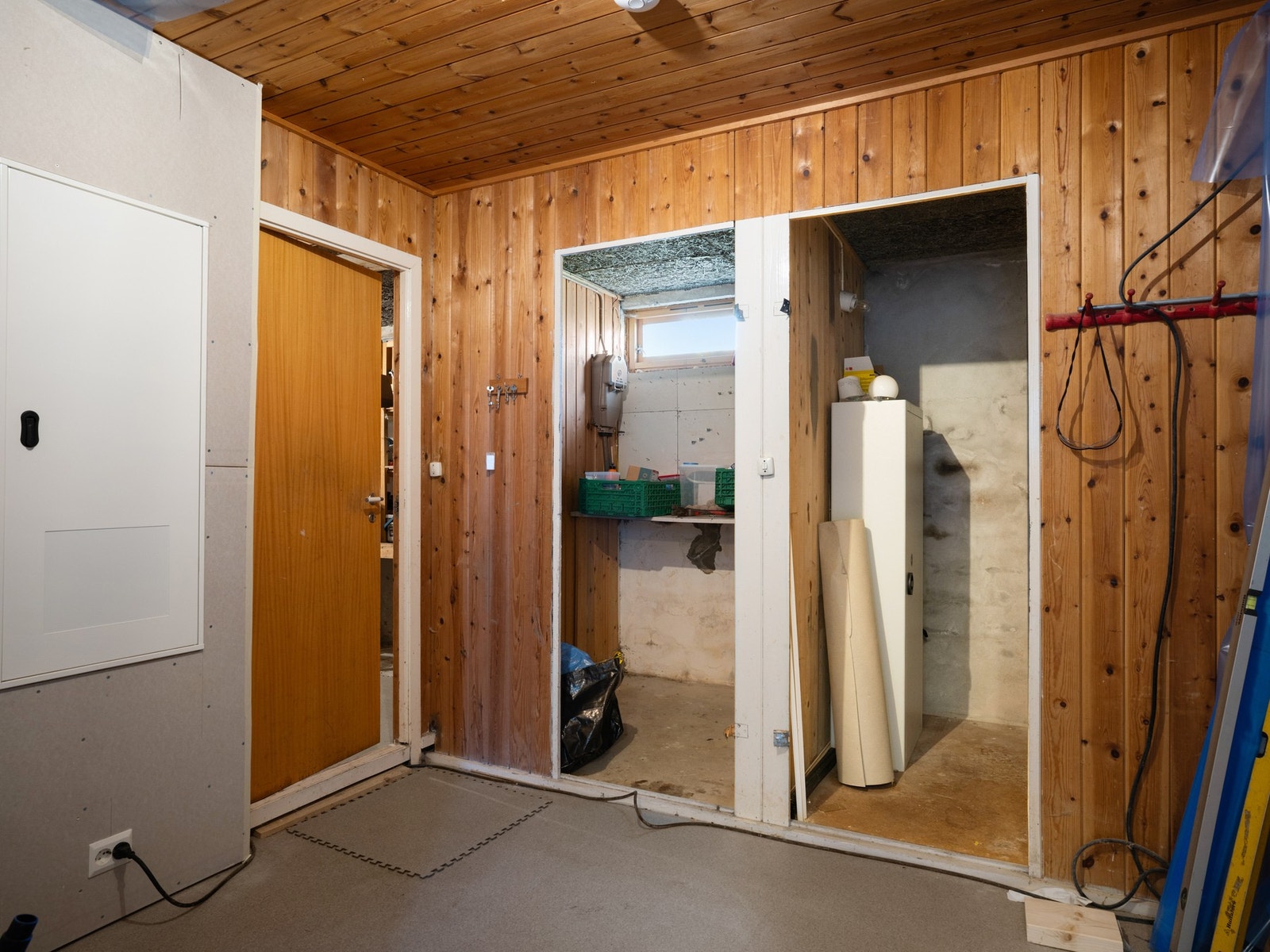 Gang/kjellerrom og to boder Galleribilde