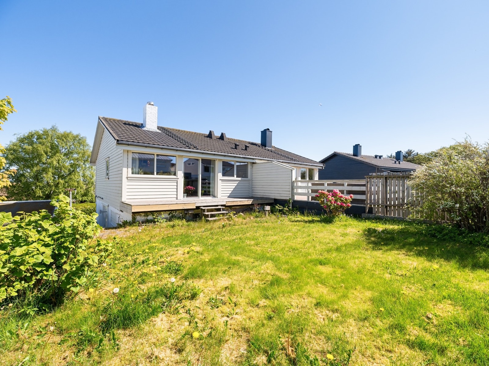 Fra kjøkkenet tar du deg ut i hagen med god boltreplass! Galleribilde