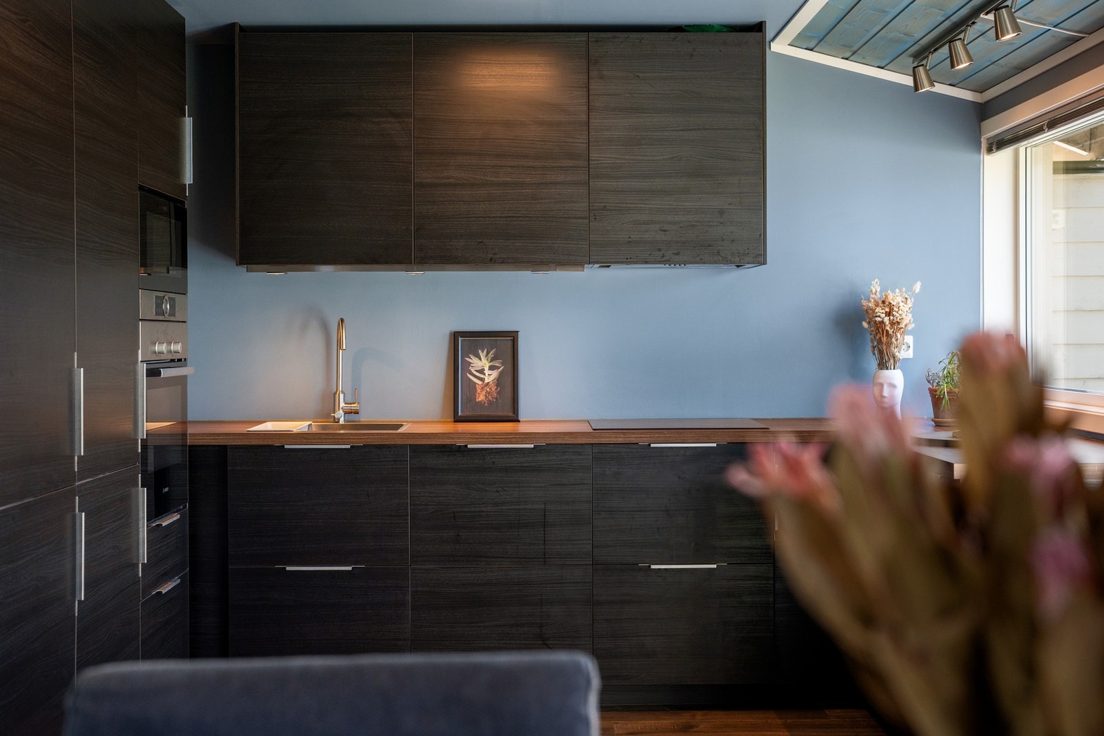 Mørke fronter og benkeplate i tre Galleribilde