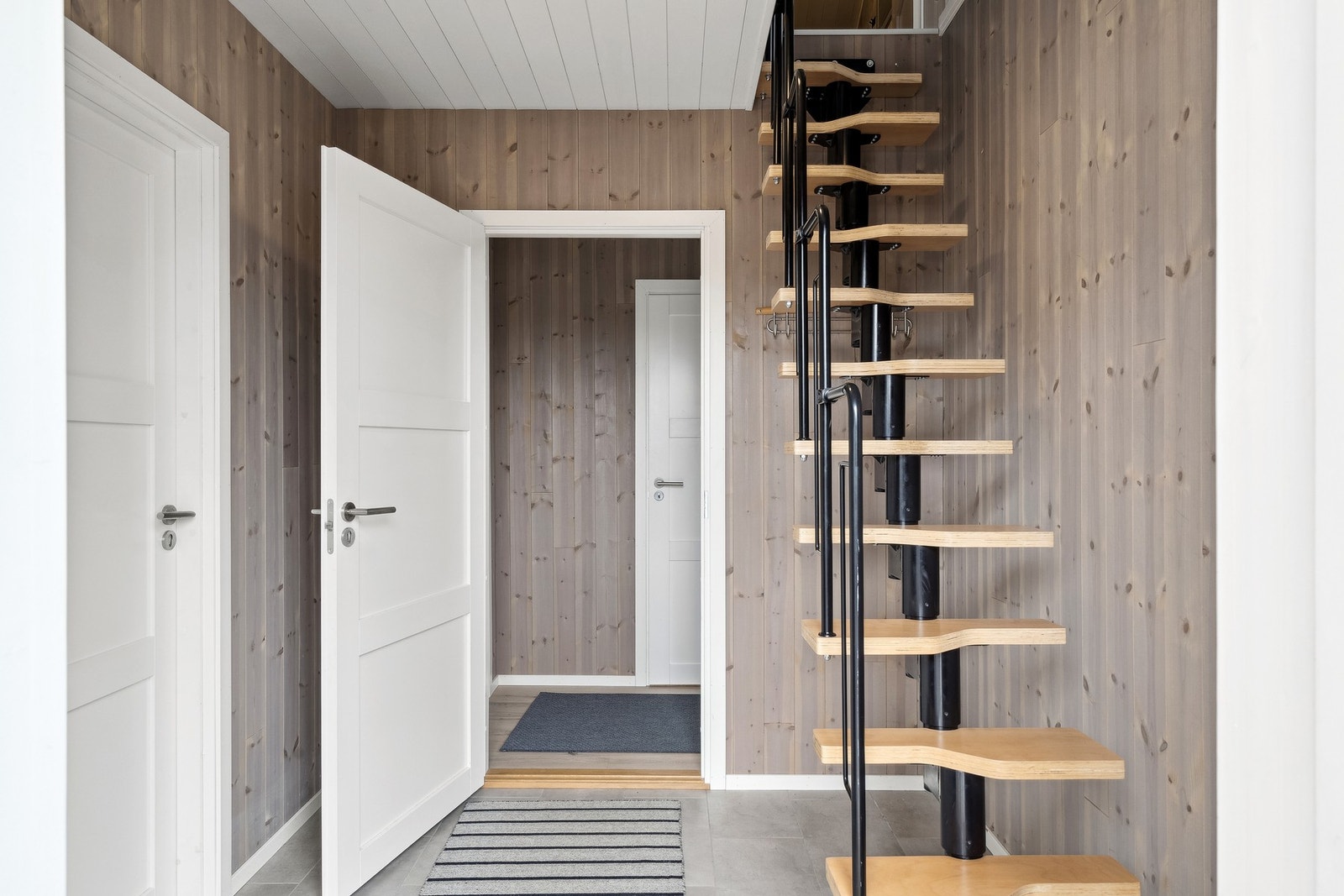 Gang med trapp opp til loft Galleribilde