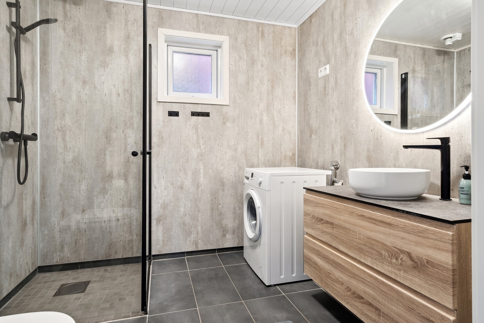 Bad i hovedetasje er pent og påkostet Galleribilde