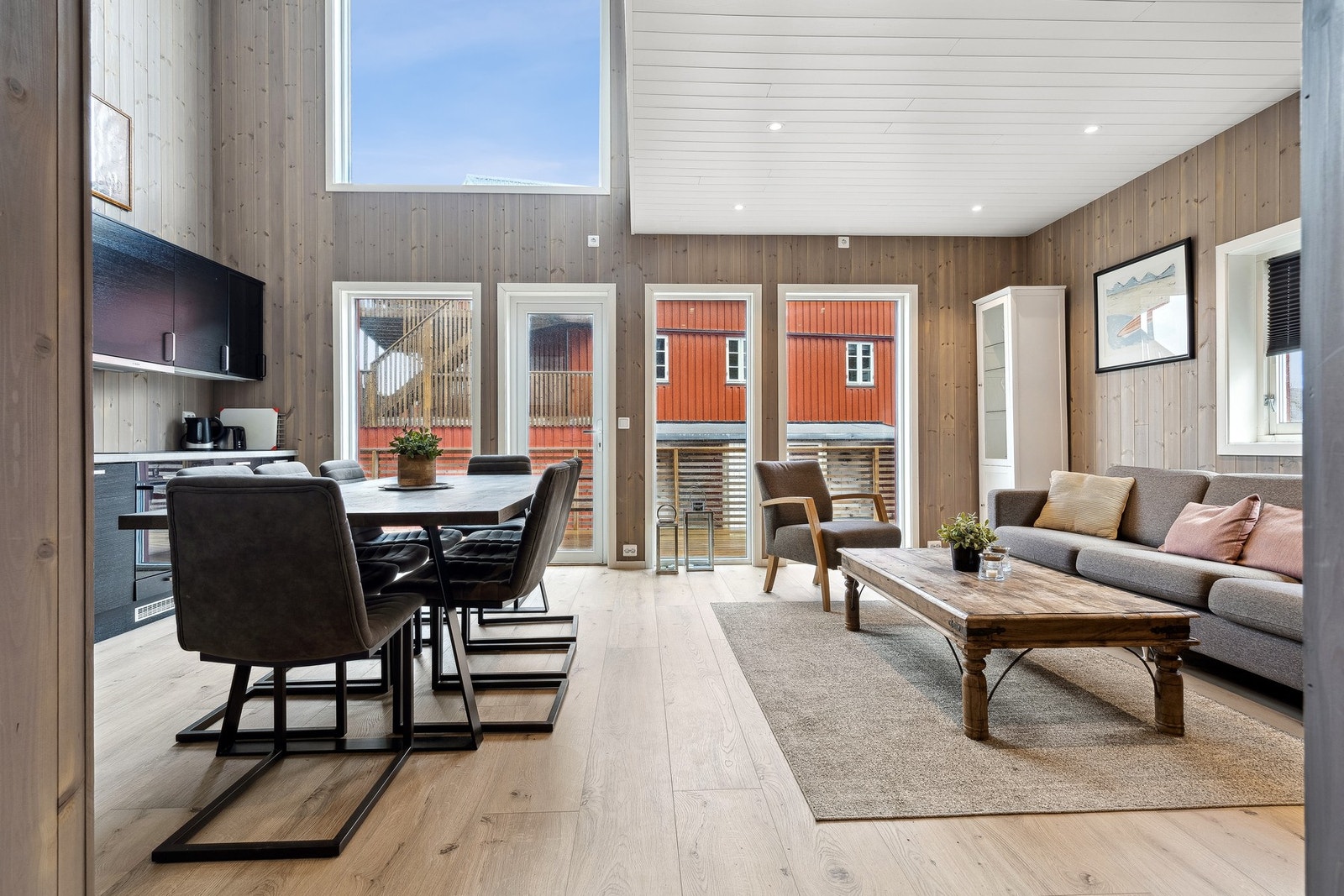 Stuen er romslig og med god takhøyde Galleribilde