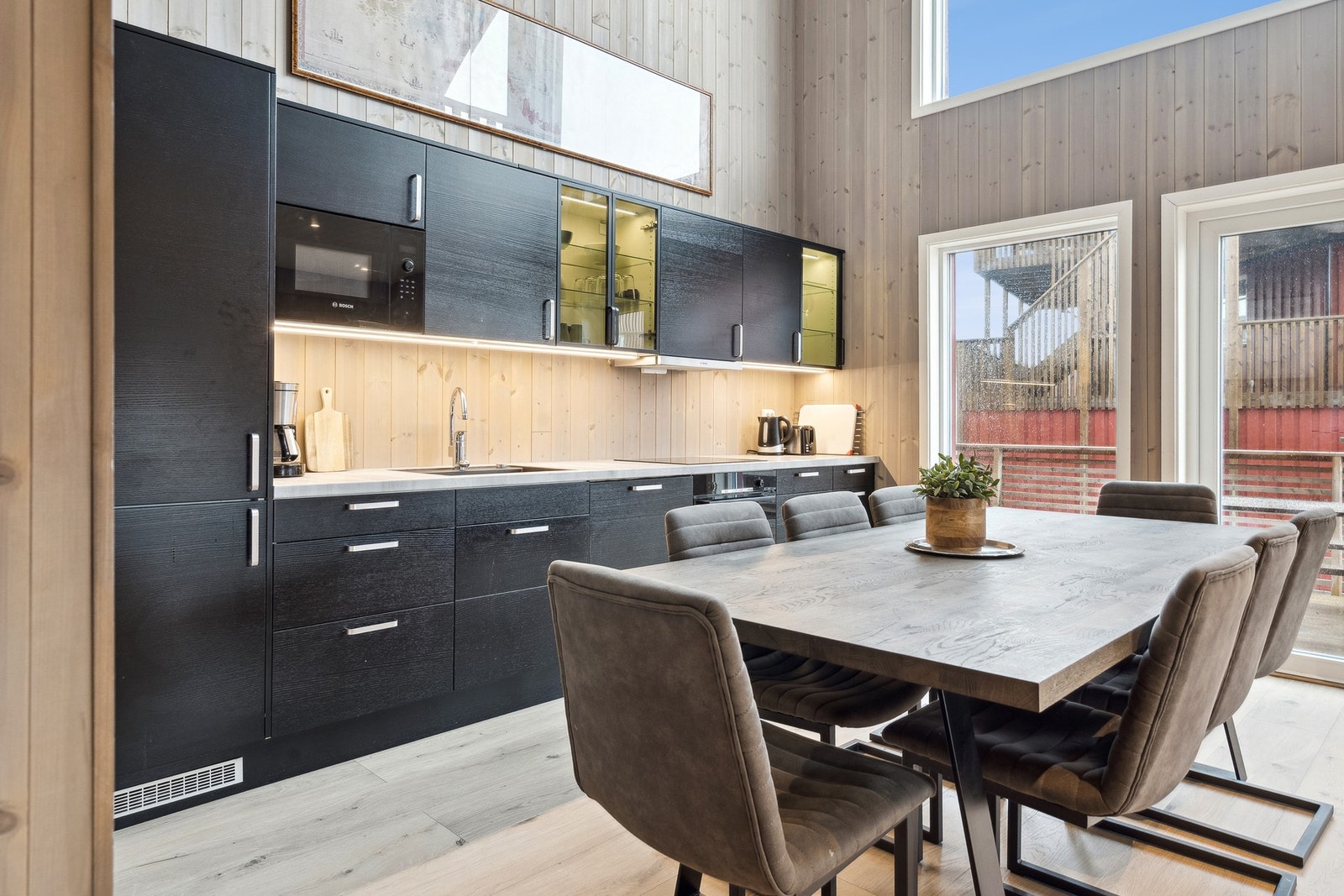 Kjøkkenet er moderne og praktisk. Integrerte hvitevarer Galleribilde