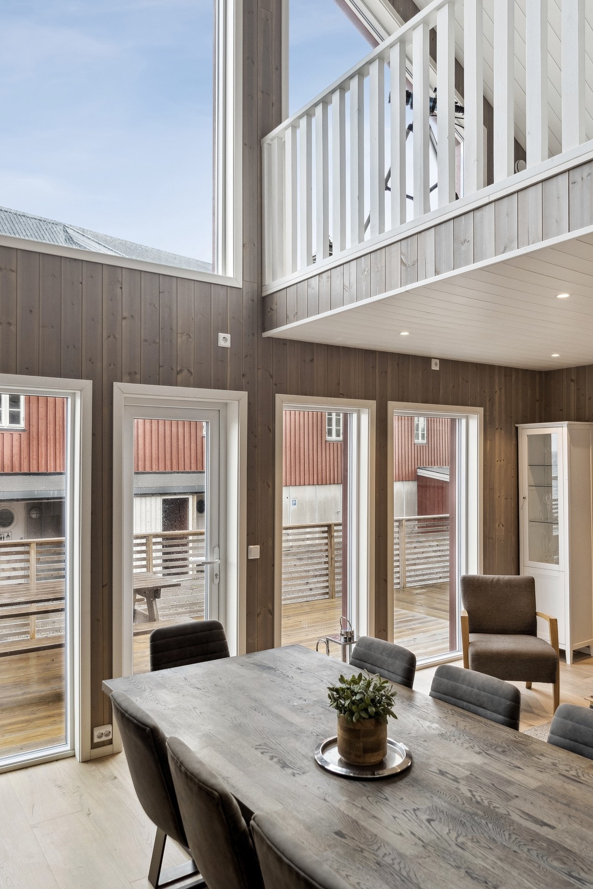 Godt lysinnslipp gjennom store vindusflater Galleribilde