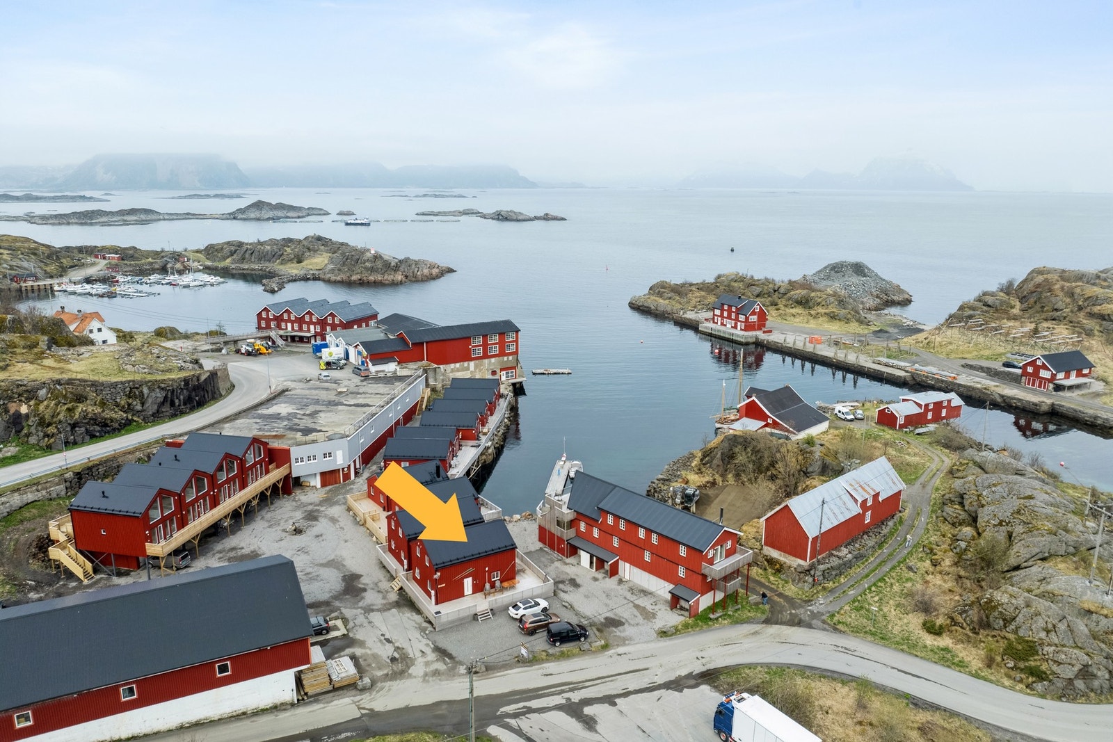 EIE Harstad v/megler Vetle Larsen presenterer en nyere og meget romslig rorbu på Stamsund i Lofoten Galleribilde