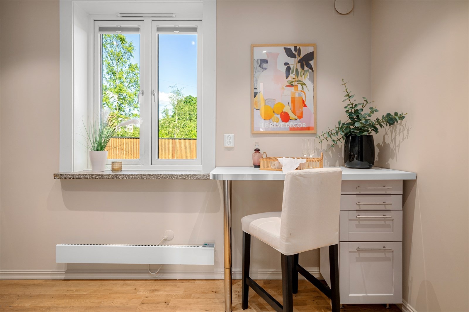 Det er også en meget funksjonell spiseplass på kjøkkenet. Galleribilde