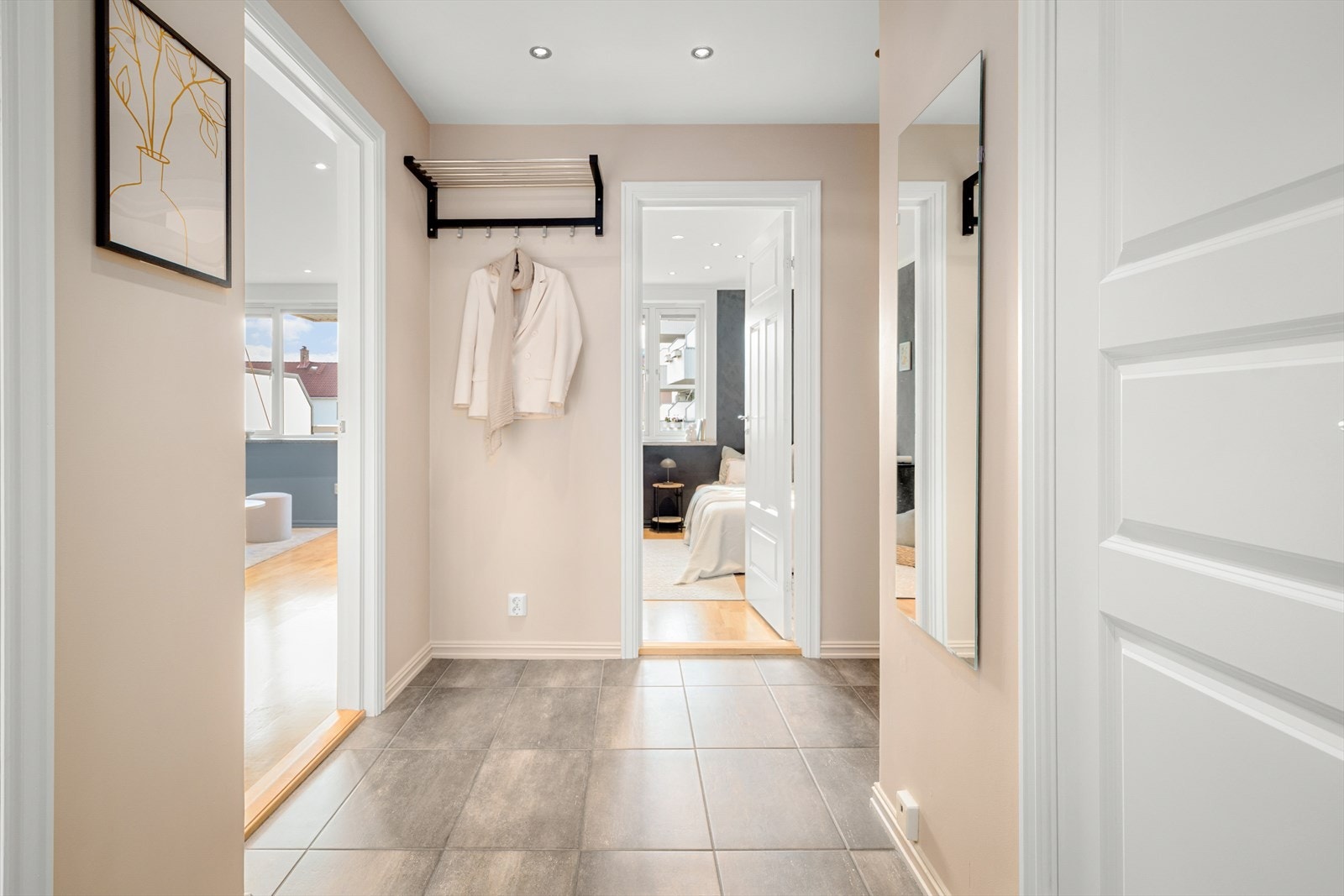 Det er praktisk fliselagt gang med mulighet for kommode, og knagger for jakker. Galleribilde