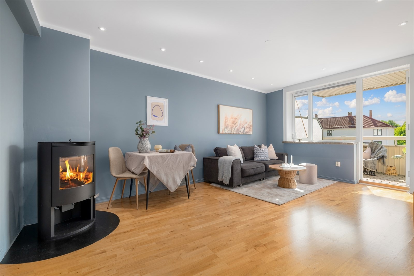 Velkommen til Agmund Bolts vei 33 en pen og gjennomgående 3-roms andelsleilighet beliggende pent til på Teisen. Galleribilde