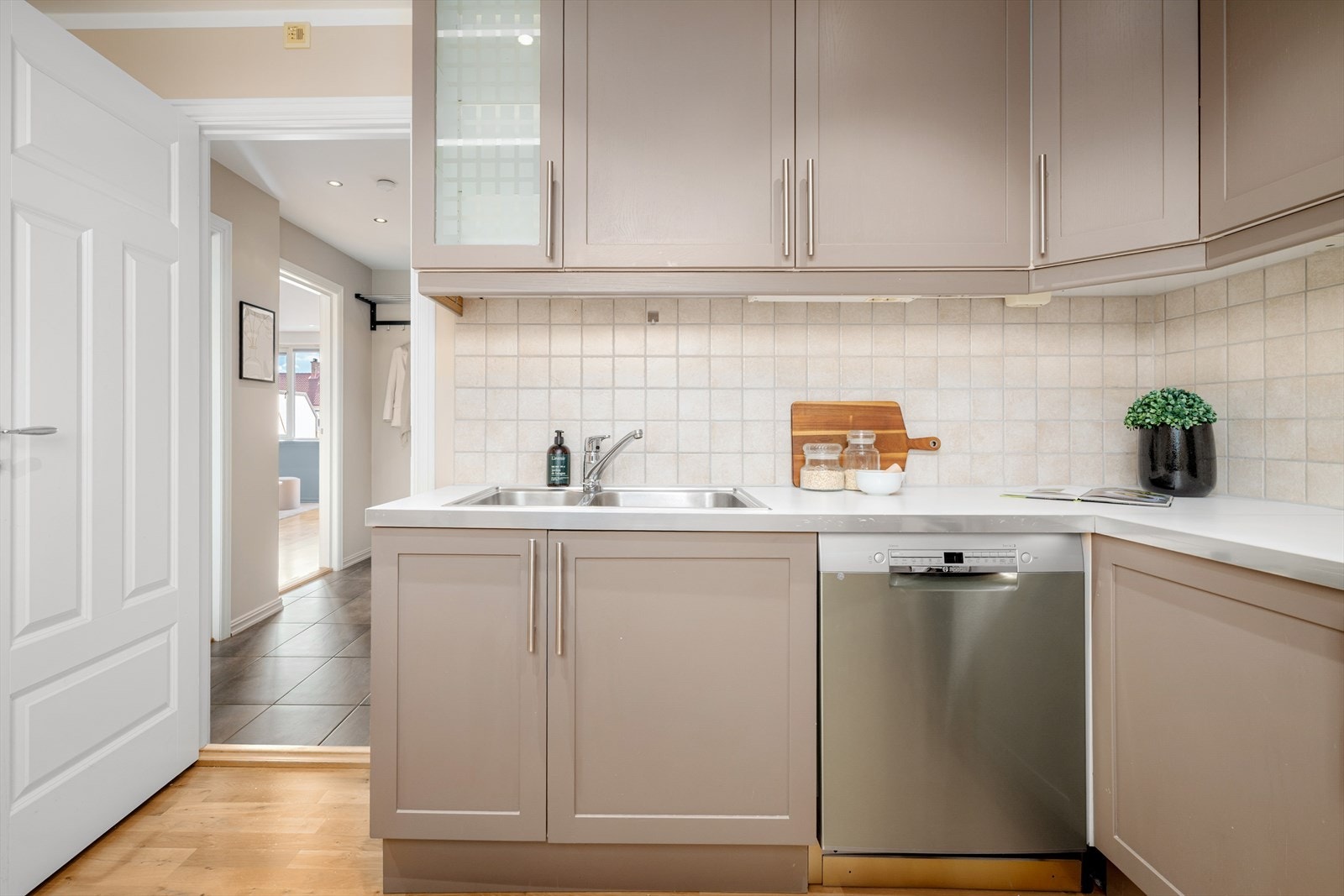 Pent og stort kjøkken med mye oppbevaringsplass. Galleribilde