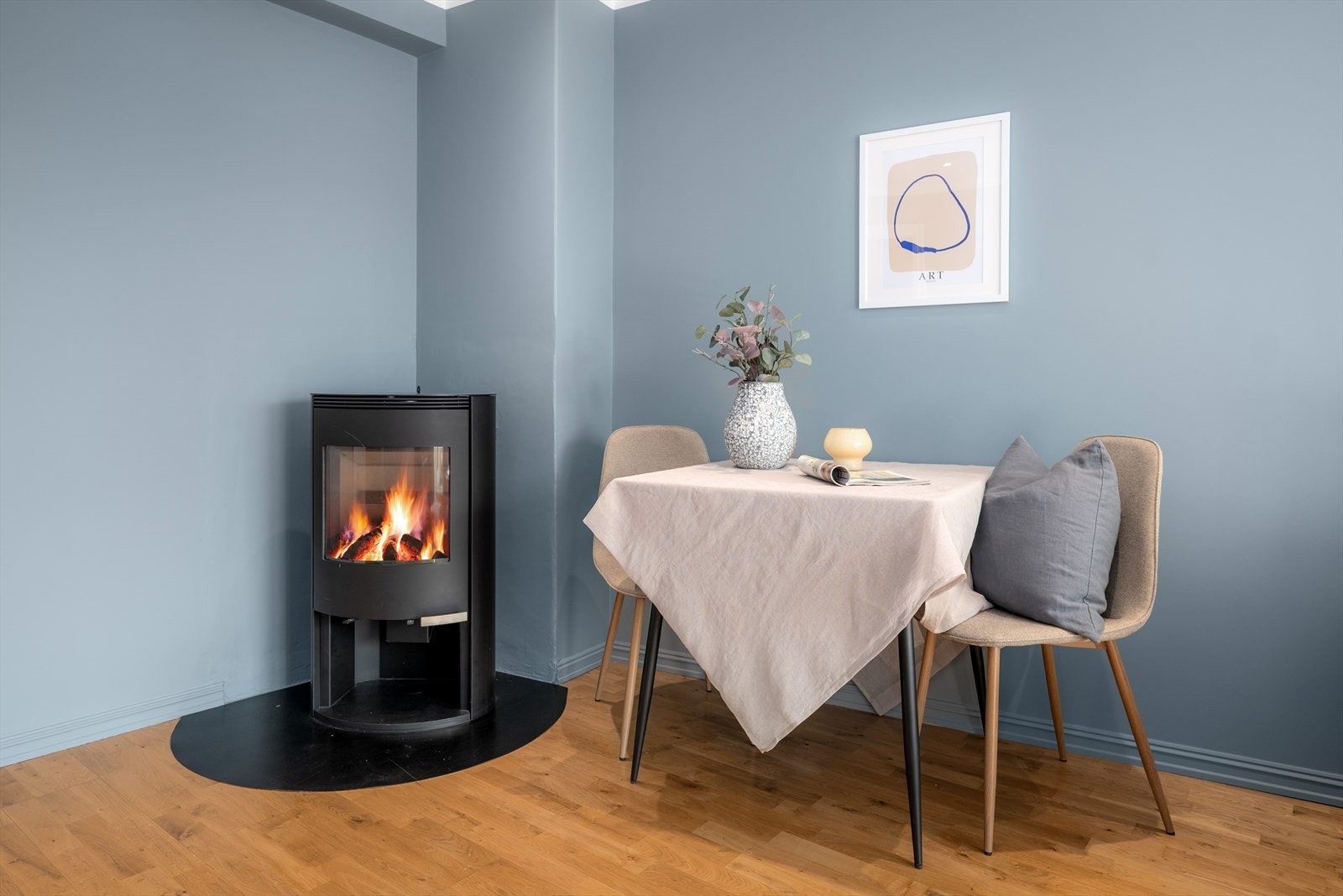 Eier disponerer loftsbod med skråtak på 10 m (5,6 m² måleverdig areal) og kjellerbod på 3,8 m². Galleribilde