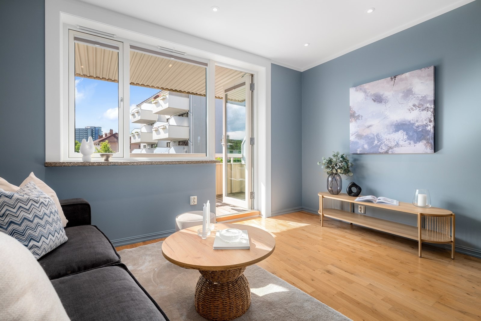 Store vinduer i kombinasjon med pen balkongdør gir godt med naturlig lys. Galleribilde