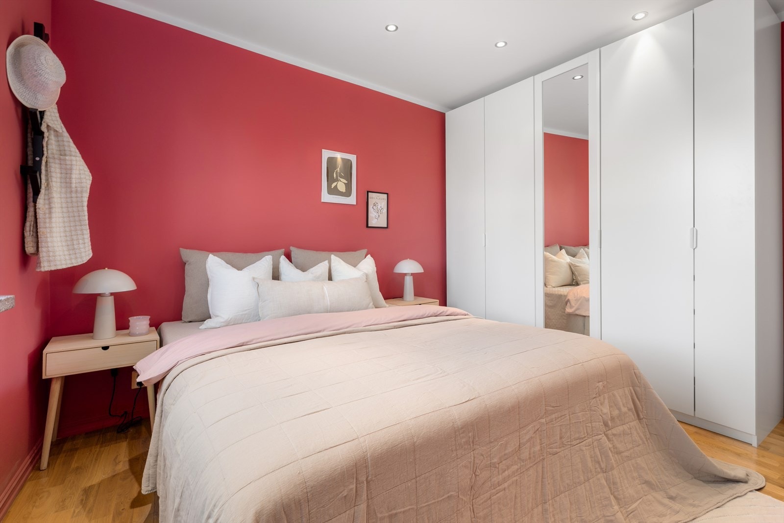 Det er også et stort garderobeskap på soverommet som følger boligen. Galleribilde