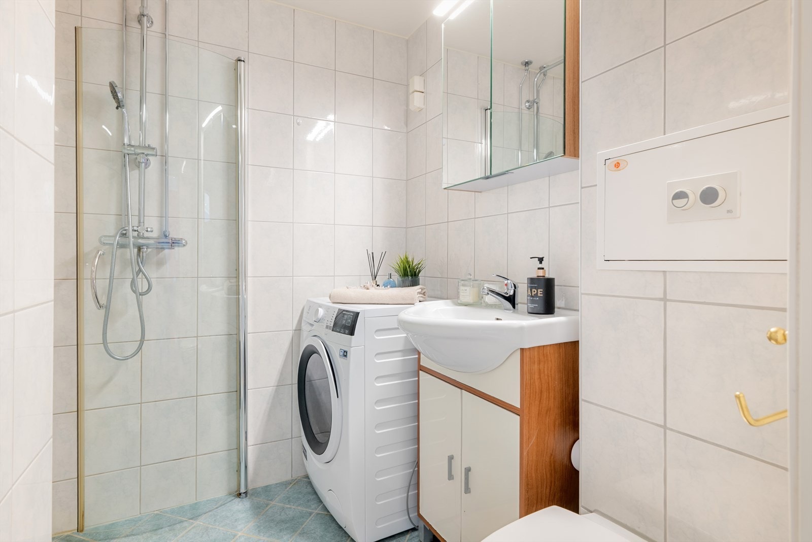 Pent fliselagt baderom som holder fin standard. Det er opplegg til vaskemaskin, varmekabler i gulv gir god og lun varme. Galleribilde