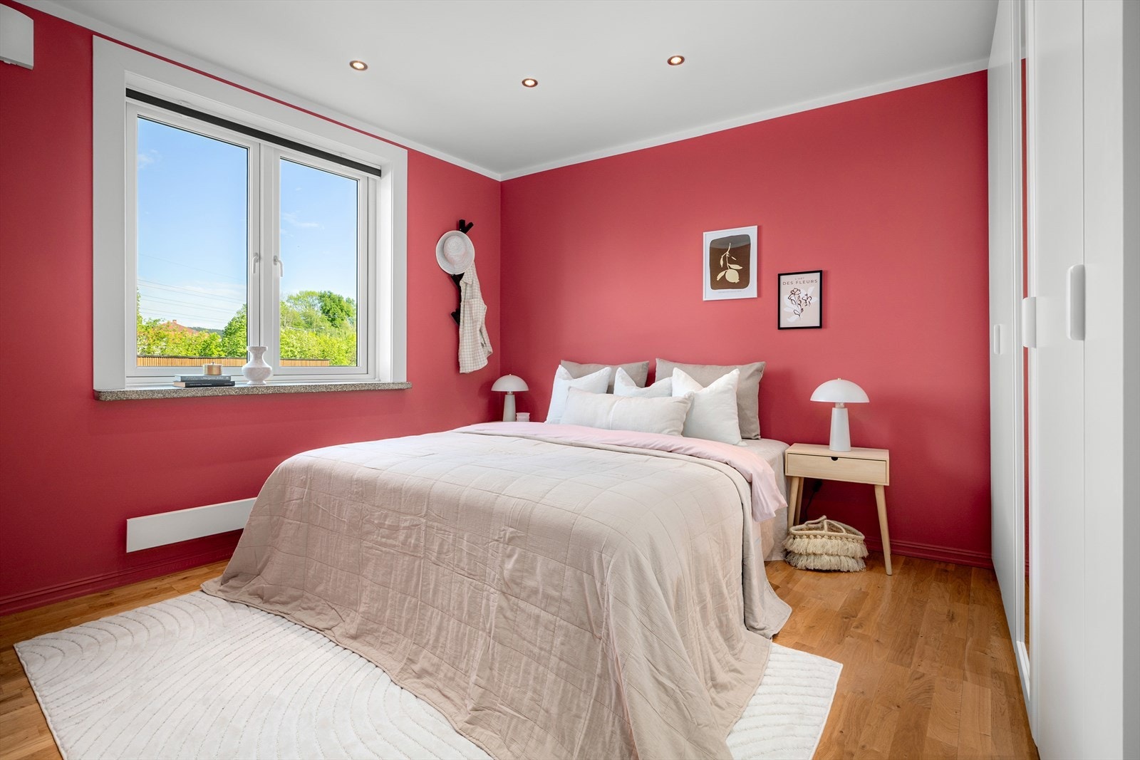 Boligen har to god soverom, og her har vi hovedsoverommet. Her er det rikelig med plass til stor dobbeltseng. Galleribilde