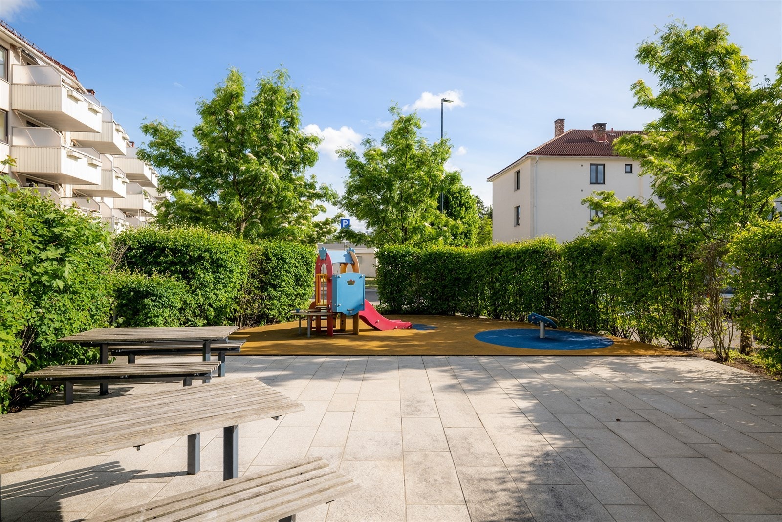 Det er flere lekestativer i borettslagets tomt. Galleribilde