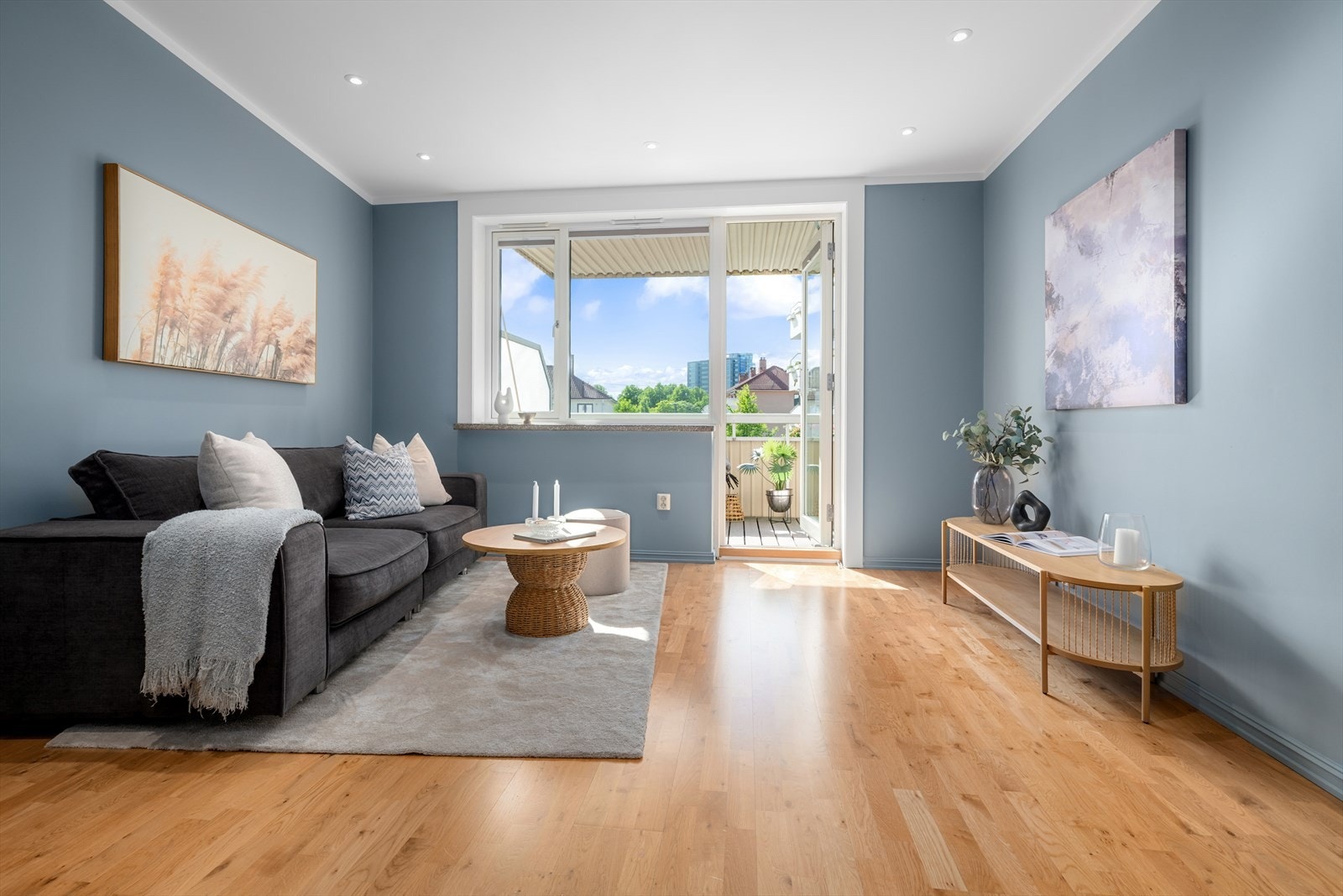 Stuen er av god størrelse og har rikelig med plass til stor sofa med tilhørende møblement. Galleribilde