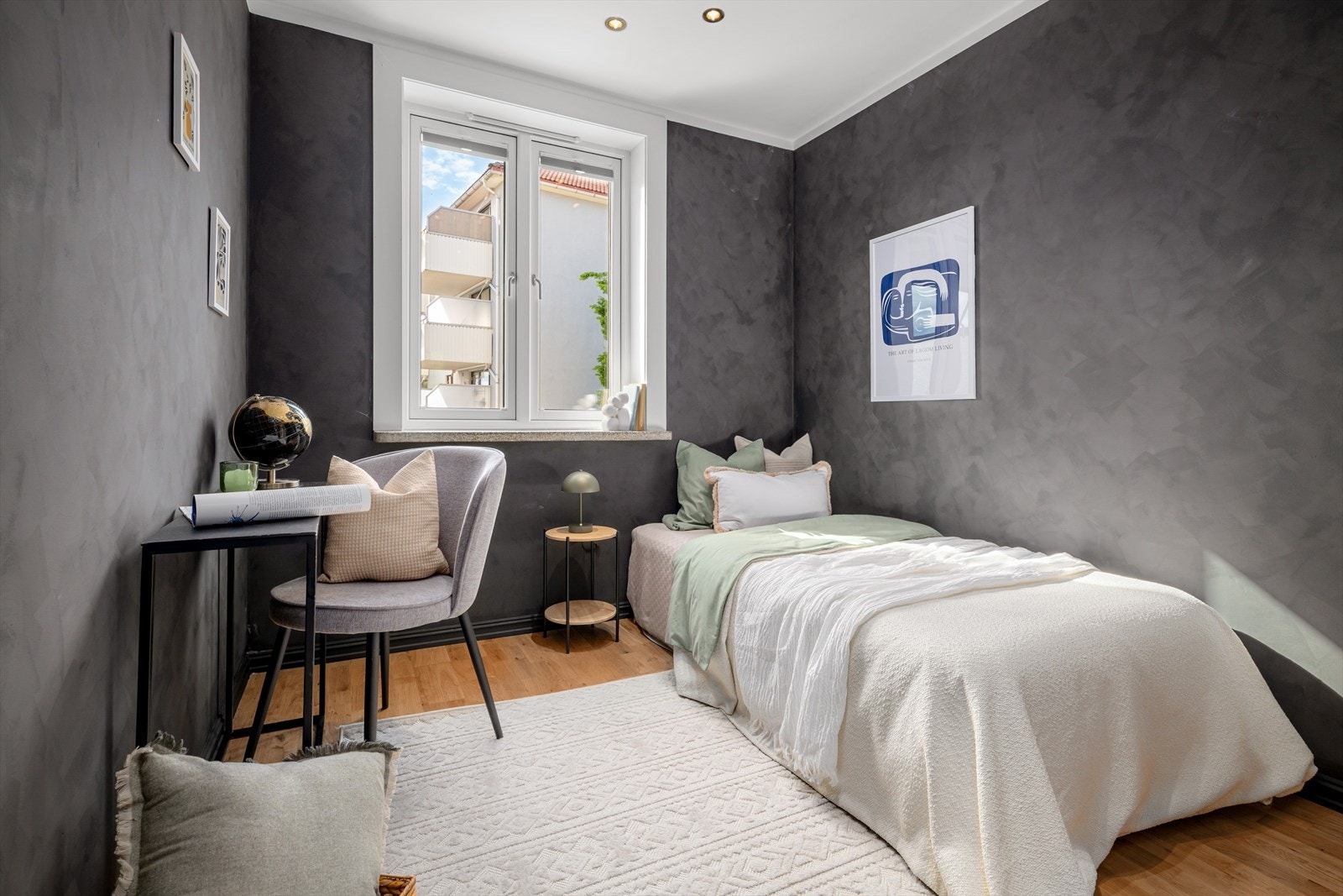 Soverom nr to er også i god størrelse og har og plass til seng, kontorplass og garderobe. Galleribilde