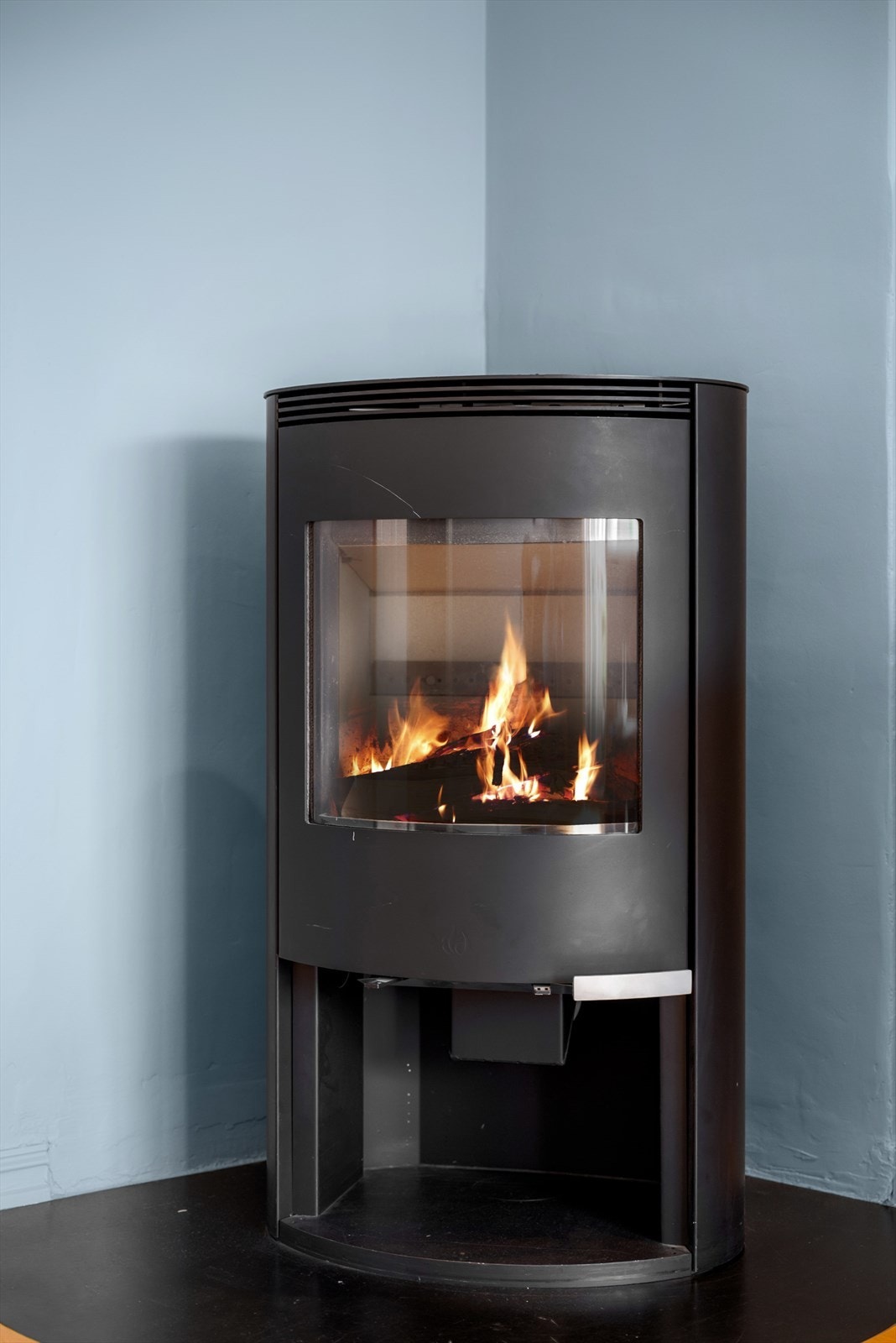 Nyere rentbrennende peis gir god og lun varme på kalde vinterkvelder. Galleribilde