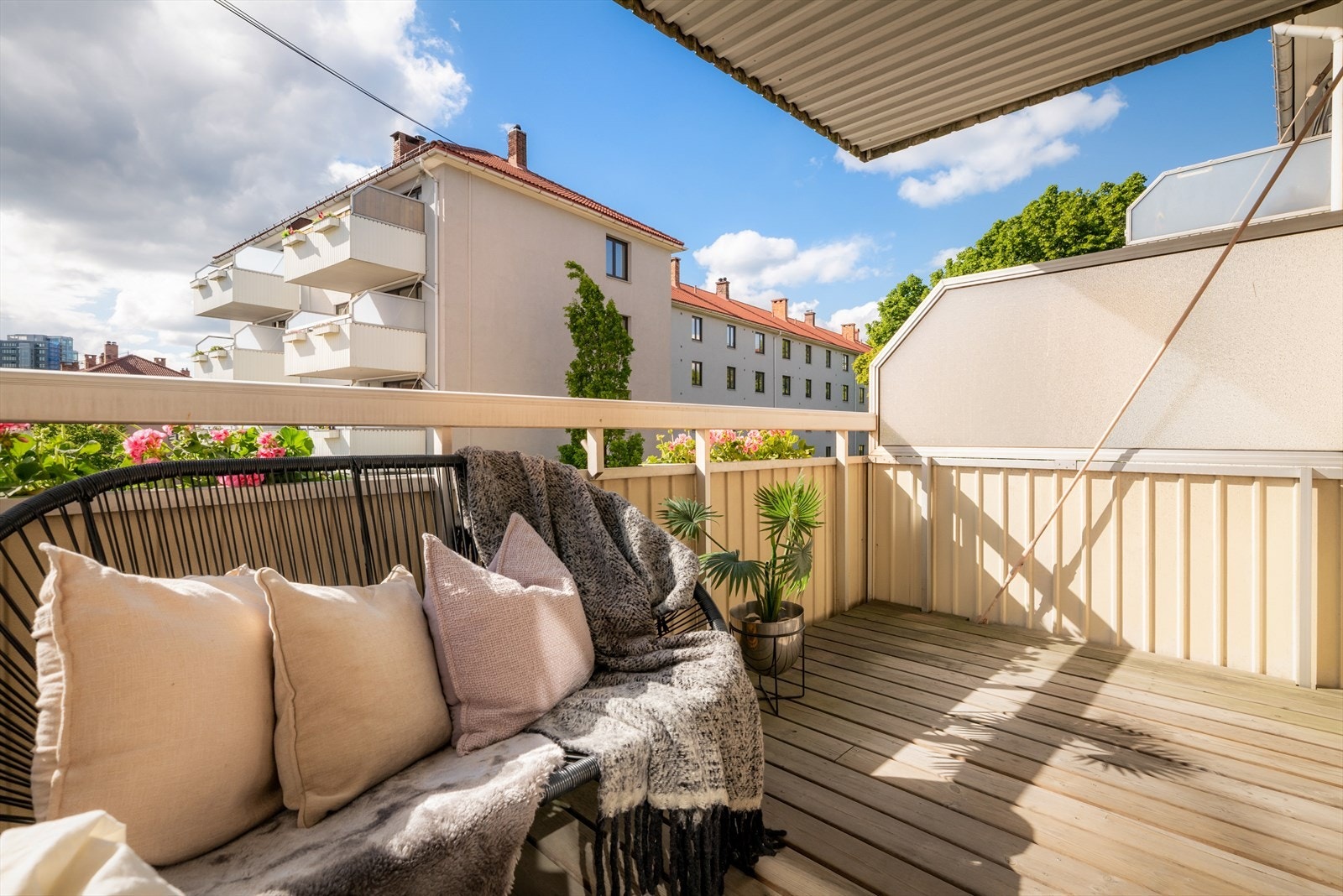 Balkongen er en forlengelse av stuen og her kan du nyte solen etter jobb. Galleribilde