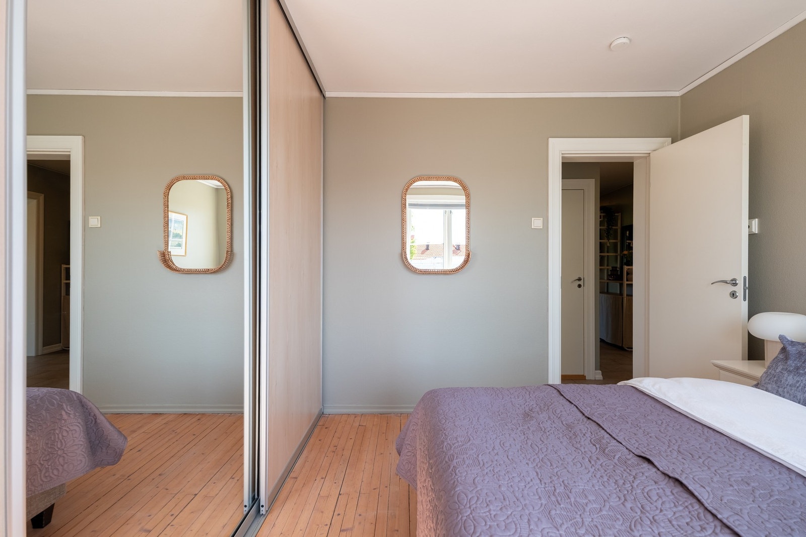 Godt med oppbevaringsplass i skyvedørsgarderobe. Galleribilde