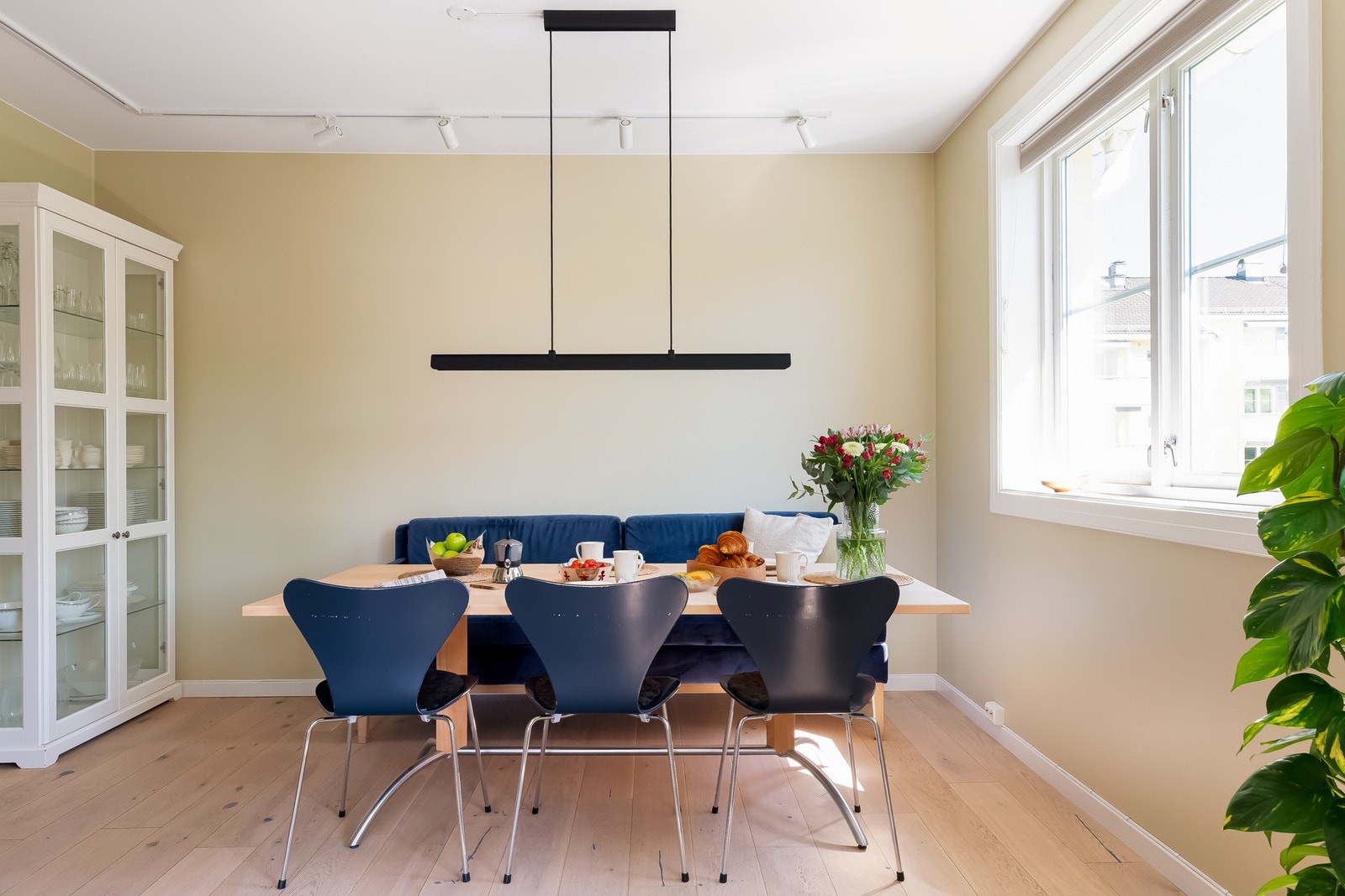 Rommet har også fin plass for spisebordsgruppe hvor du kan invitere til hyggelige sammenkomster. Galleribilde