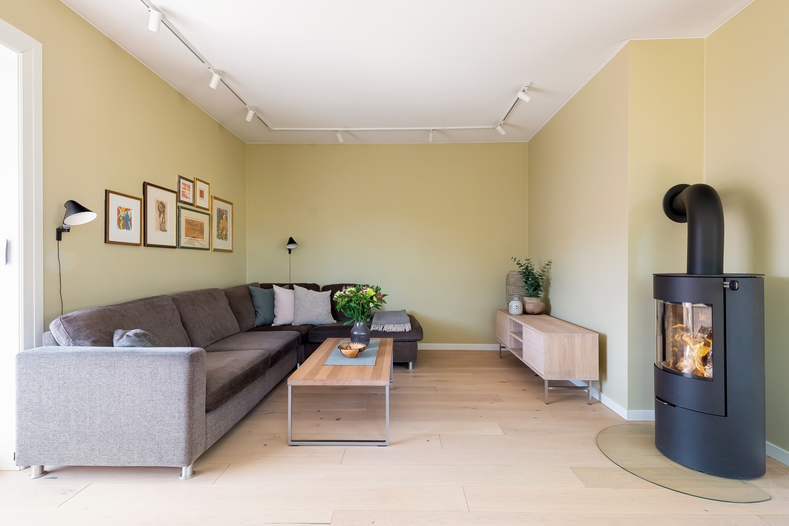 Her får du gleden av en flott peisovn som sørger for varme og hygge på kaldere dager. Galleribilde