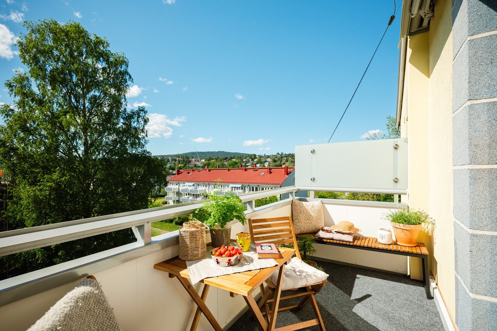 Uteplassen er på 6 kvm og gir med det god plass til balkongmøblement og beplantning. Galleribilde