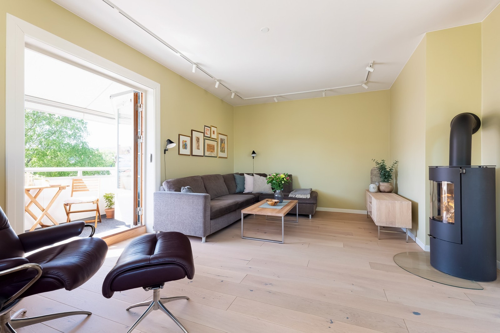 Stuen er lys og innbydene med gode møbleringsmuligheter. Galleribilde