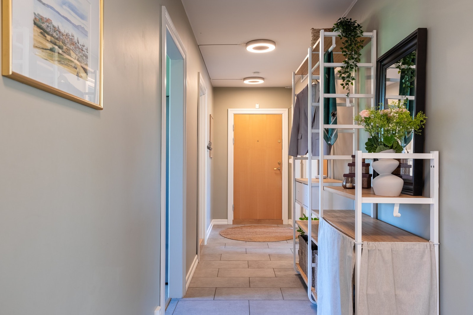 Entré har fliser på gulv. Velkommen inn og føl deg som hjemme fra første sekund! Galleribilde