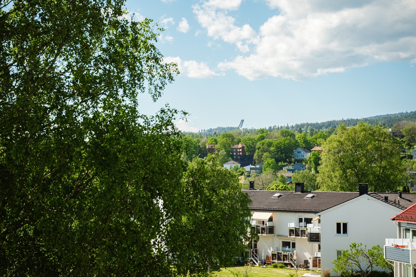 På balkongen har du sol fra ca. kl. 12 til solen går ned bak Holmenkollåsen. Hyggelig utsyn! Galleribilde