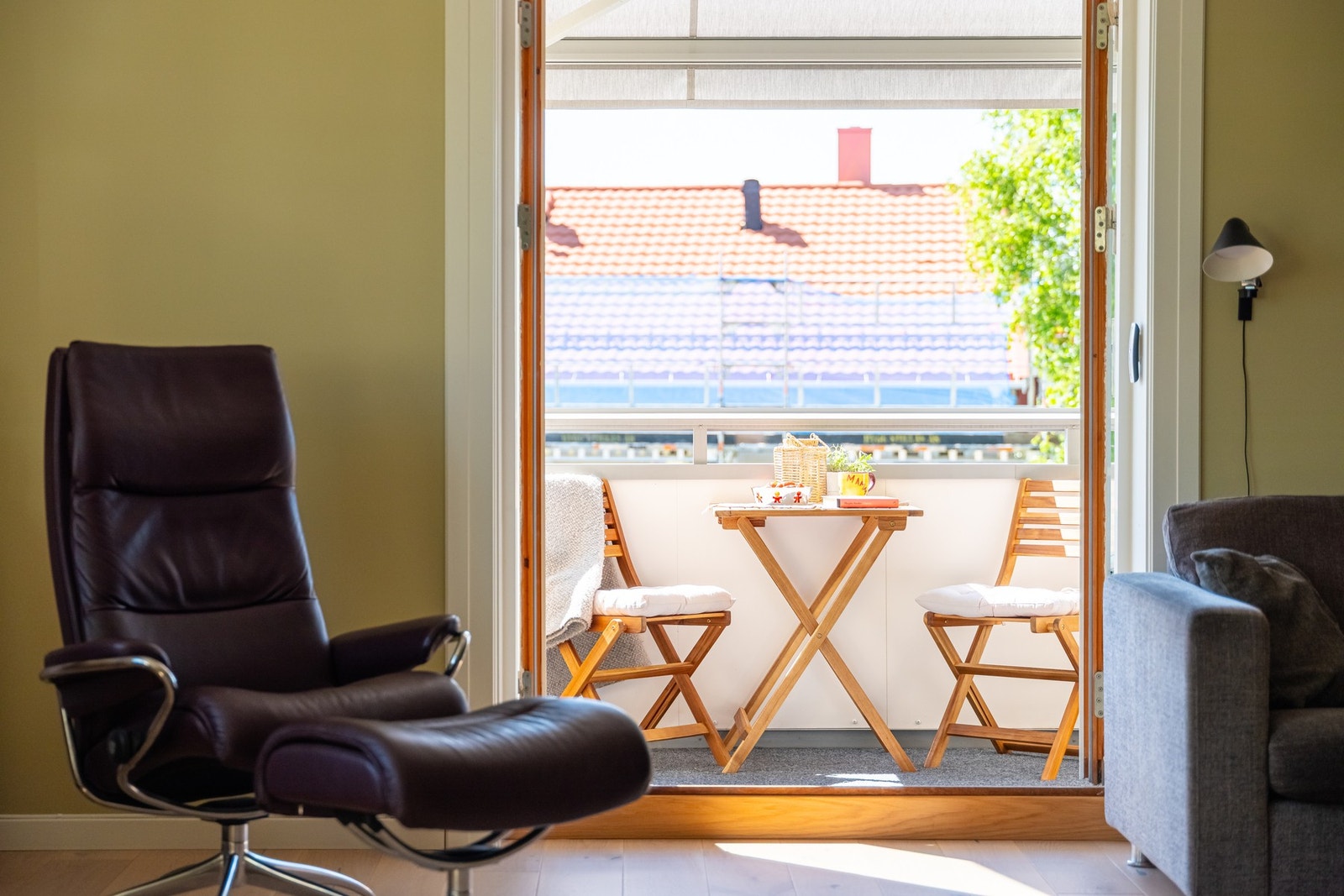 Fra stuen er det utgang til boligens balkong som blir en forlengelse av stuen i sommerhalvåret. Galleribilde