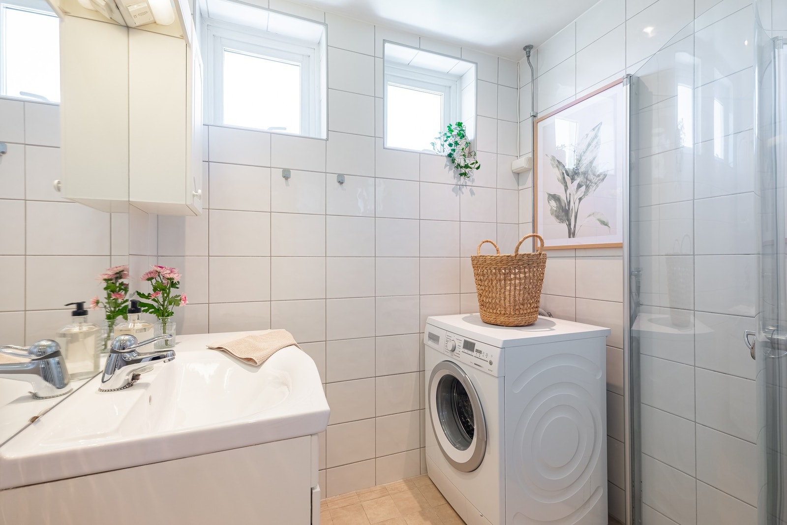 Boligens baderom er lyst, flislagt med varme i gulv og downlights i himling. Plass og opplegg for vaskemaskin. Galleribilde