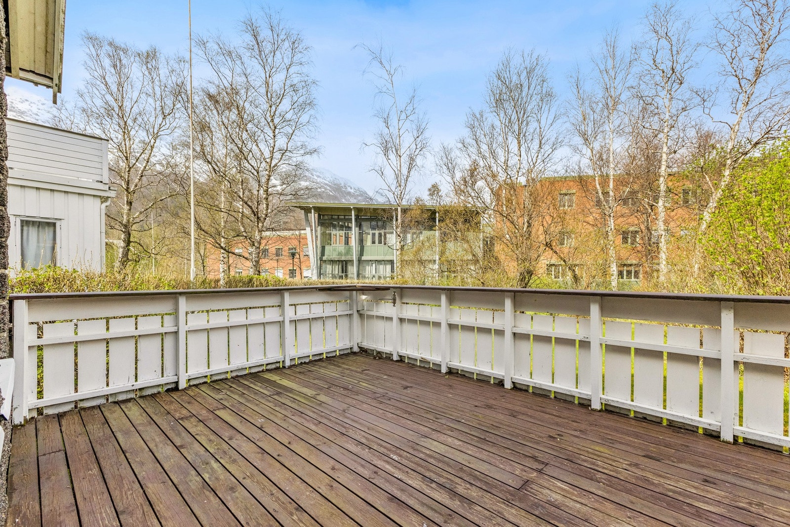 Egen romslig og usjenert terrasse til en eventuell leietager. Galleribilde