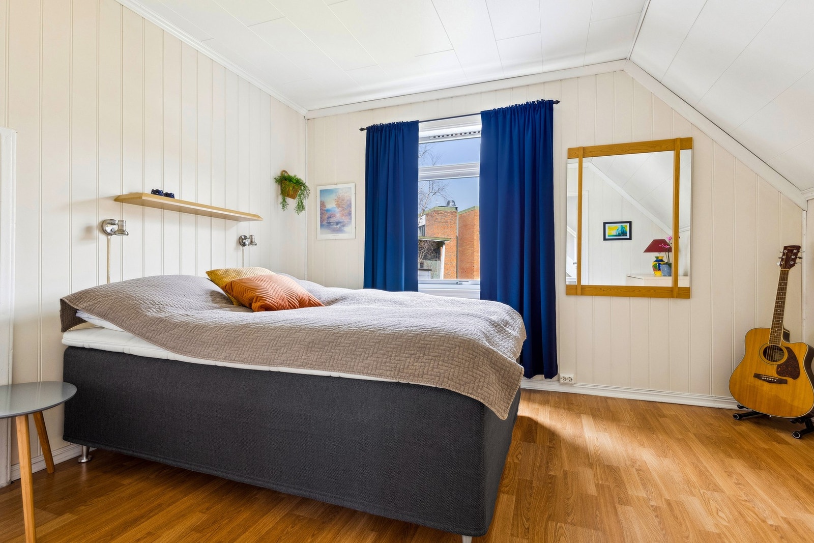 Soverom 2. På likhet med alle soverommene i denne etasjen er dette også av god størrelse. Galleribilde