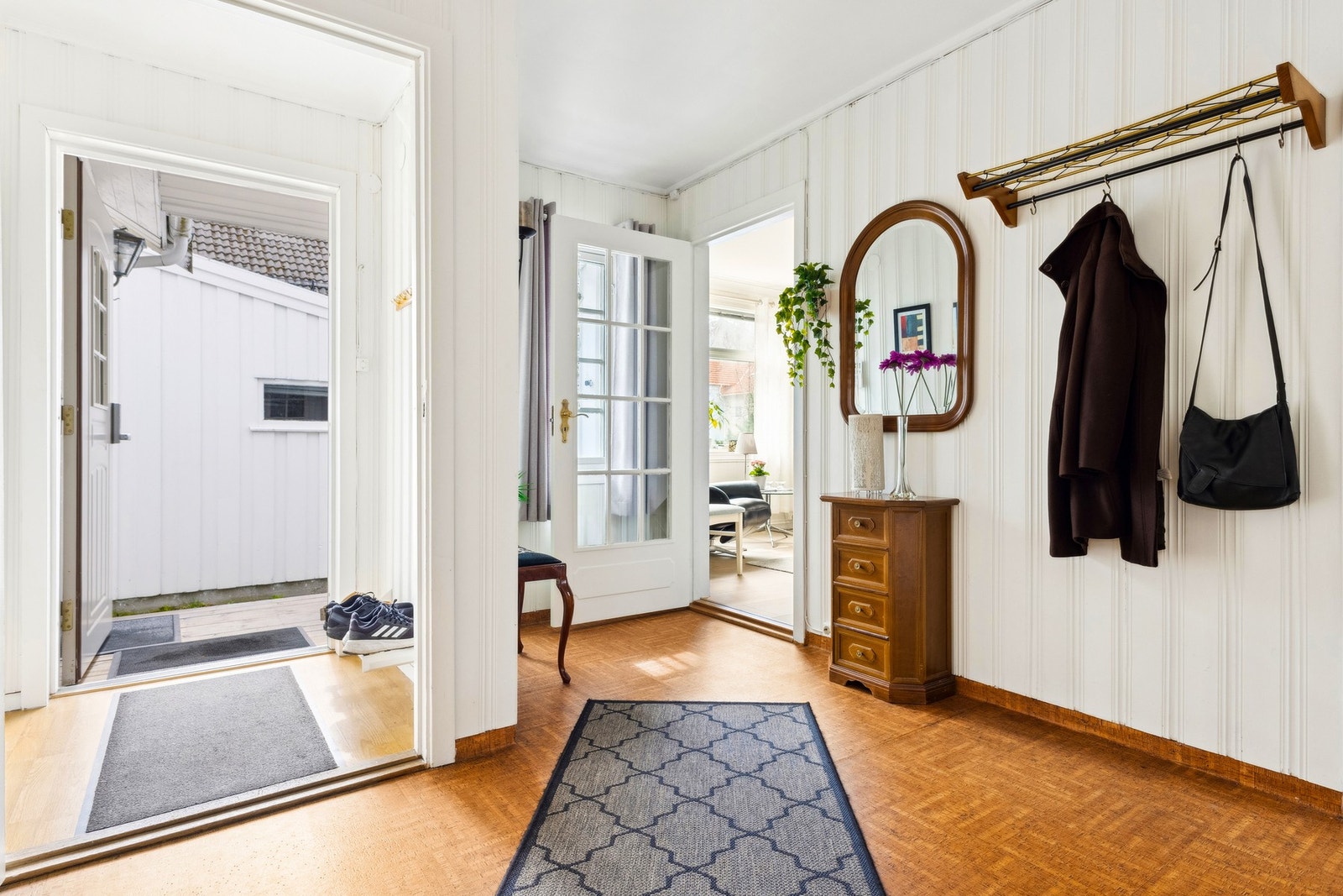 Gangen forbinder inngang med stue og kjøkken. Galleribilde