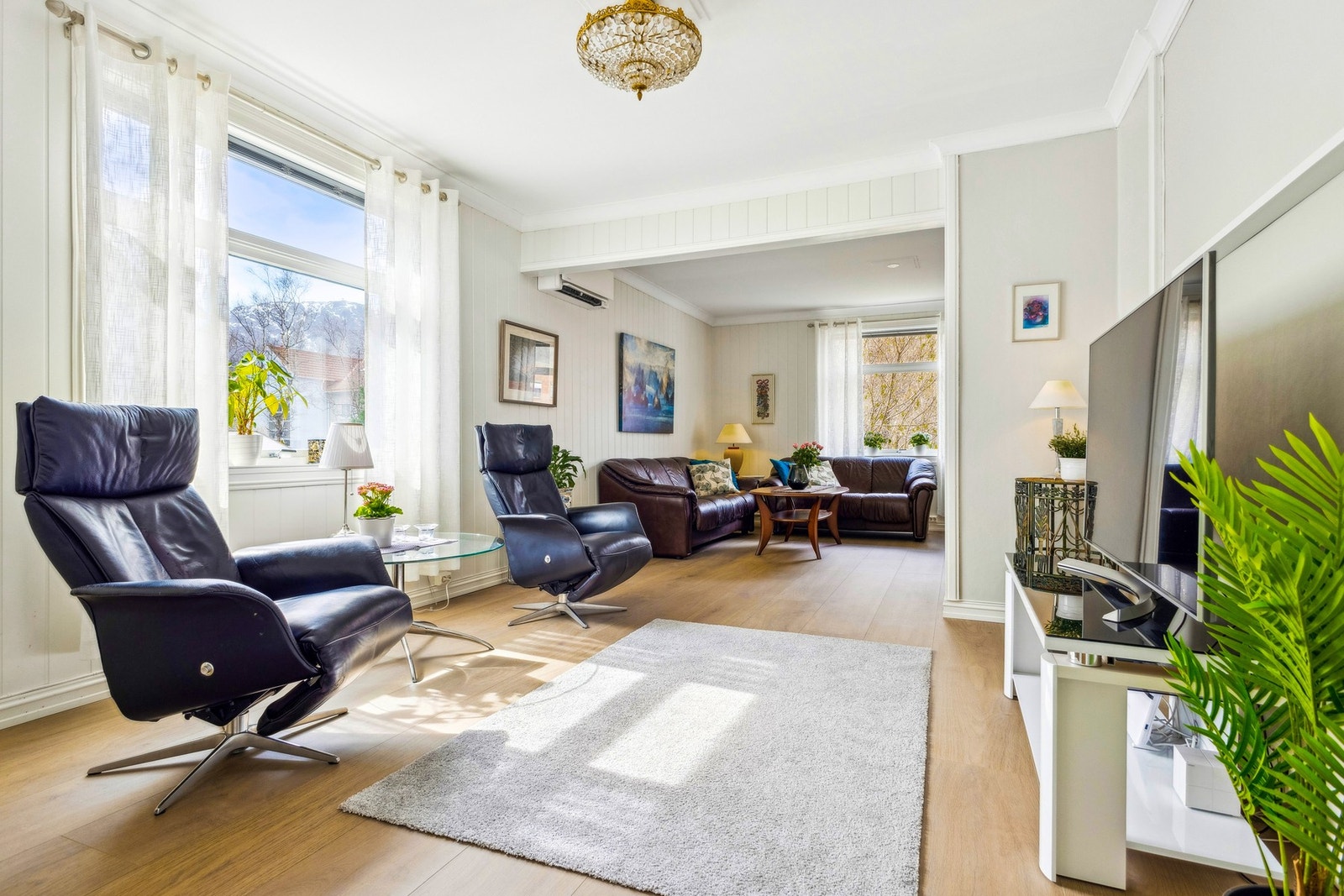 Romslig stue med store vindusflater som slipper inn mye dagslys, her er det plass til hele familien. Galleribilde