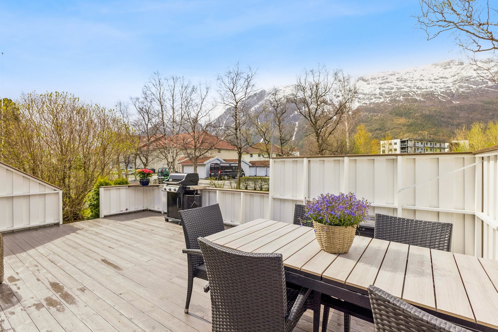 Romslig terrasse med plass til spisegruppe og grill. Galleribilde