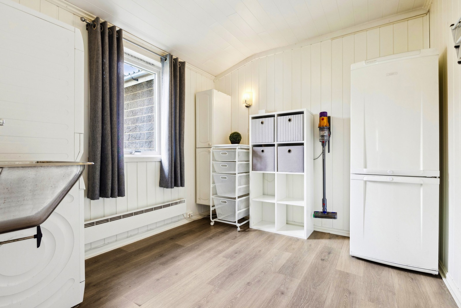 Praktisk rom med kombinert bod- og vaskeromsløsning - god plass til oppbevaring og vaskemaskin/tørketrommel. Galleribilde