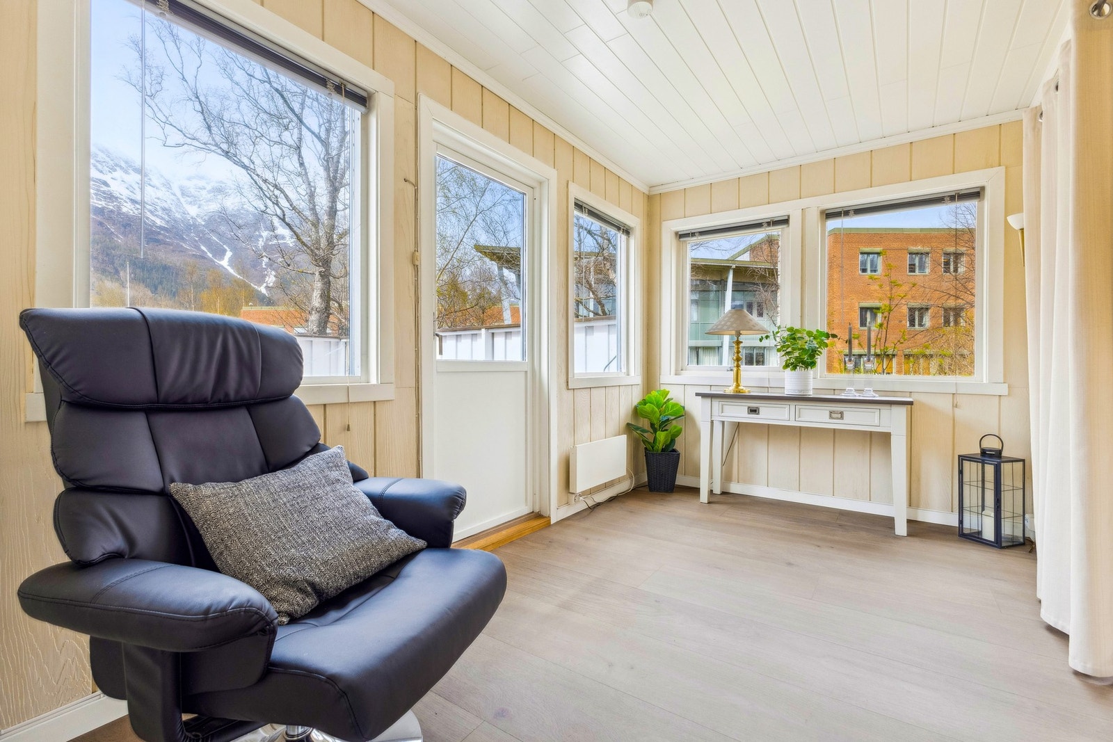 Avslappende hjørne med utsyn mot hagen, ideelt for en god bok eller en rolig stund. Galleribilde