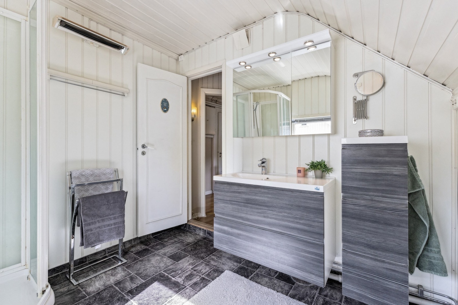 Badet er pusset opp i 2014 og fremstår pent og innbydende. Galleribilde