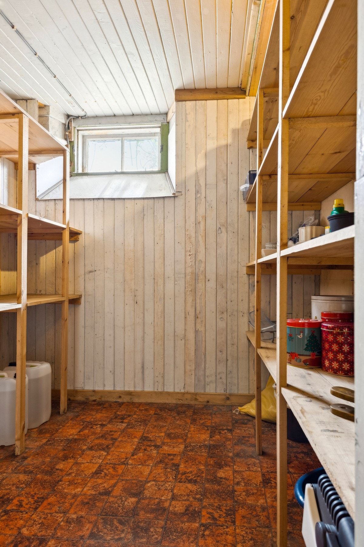 En av flere boder i kjeller. Galleribilde